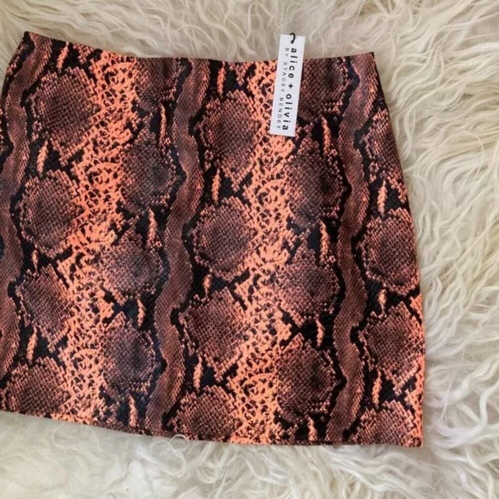 Alice + Olivia Elana Vegan Leather Skirt - Picture 7 of 11